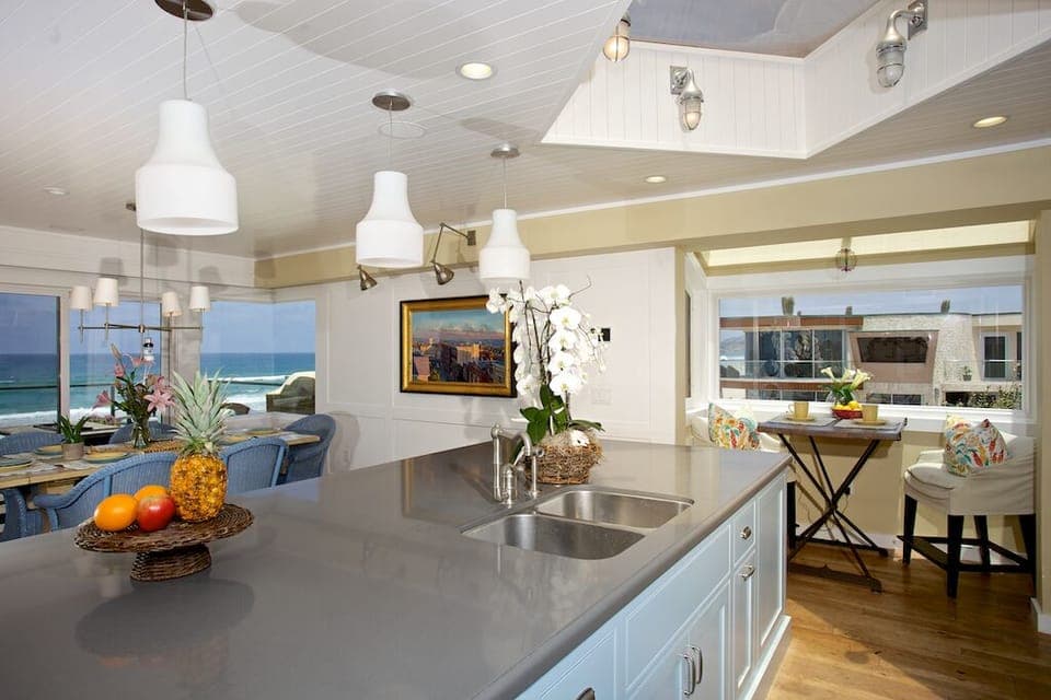 Penthouse kitchen and breakfast area