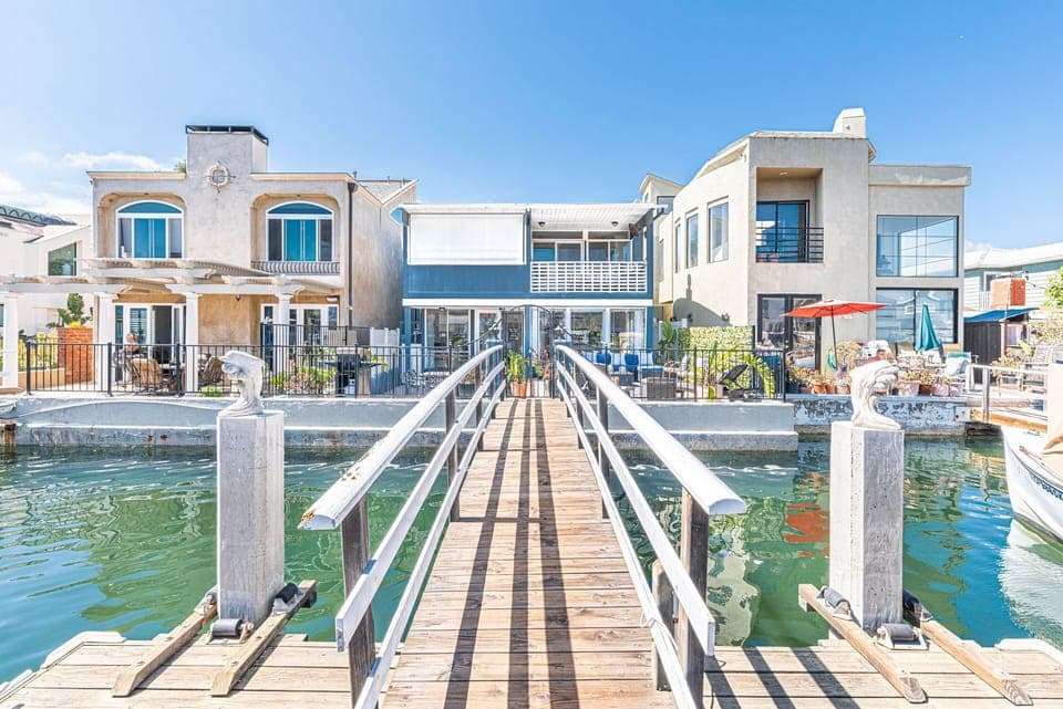 Experience the serenity of this bayfront location, including two spacious split-level patios overlooking one of Newport Harbor's quiet side channels.
                