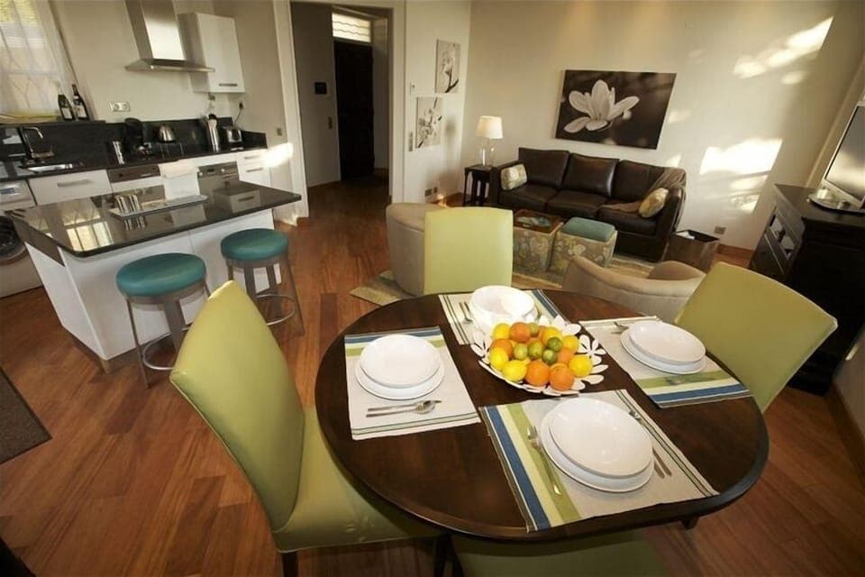 Spacious & bright living/dining area, table expands with 2 additional leaves