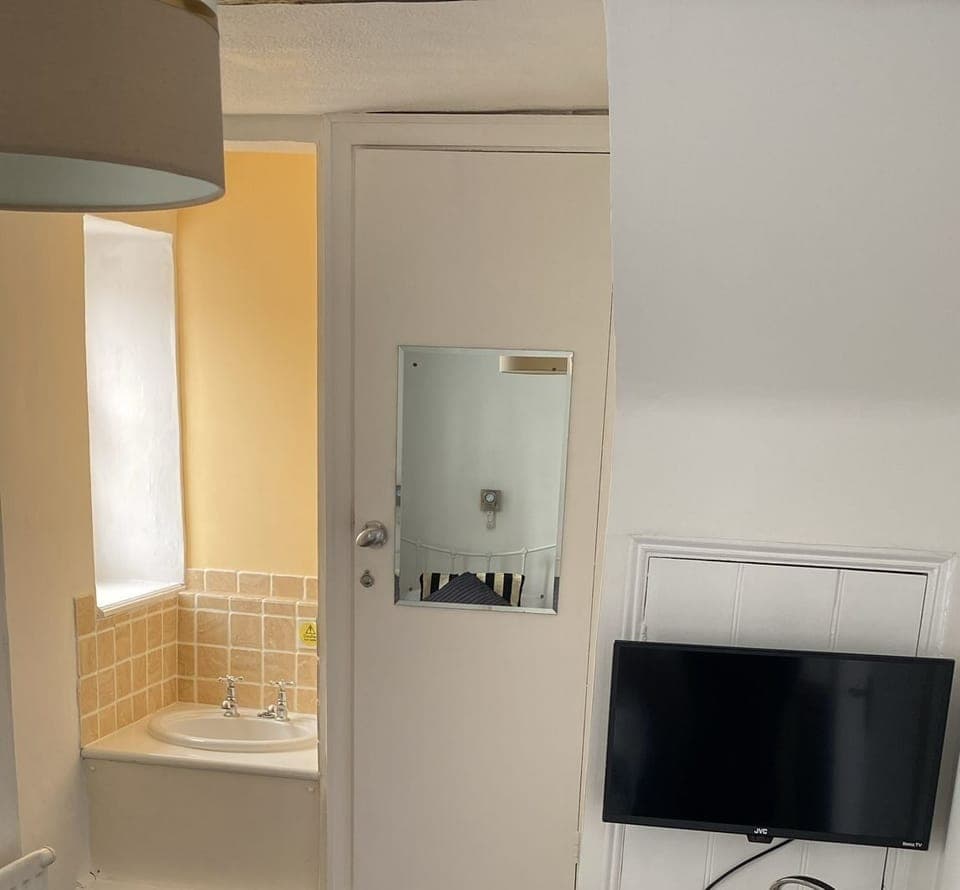 Single Room, Shared Bathroom (Room 4) | Iron/ironing board, free WiFi, bed sheets