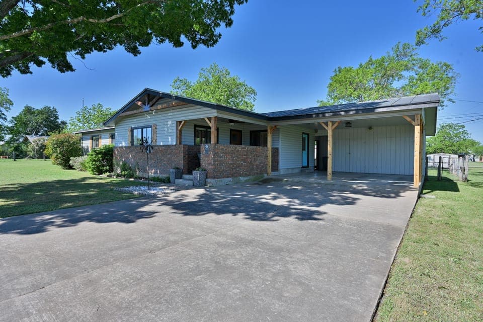 Das Fritz Weinhaus welcomes you to Stonewall and the Texas Hill Country