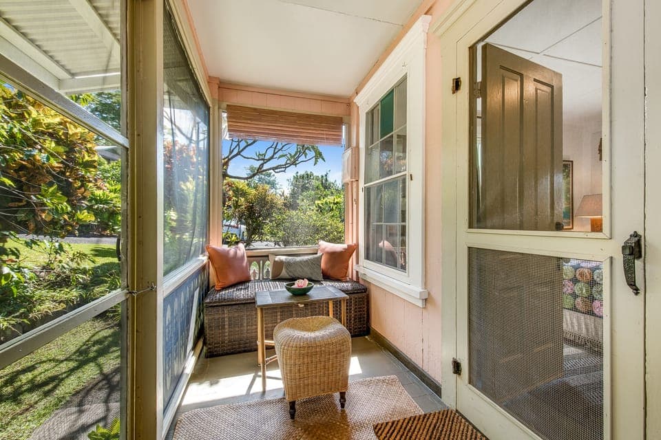 Step onto the lanai and come in!