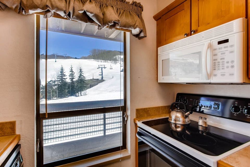 Condo, 1 Bedroom | Private kitchen | Oven, coffee/tea maker
