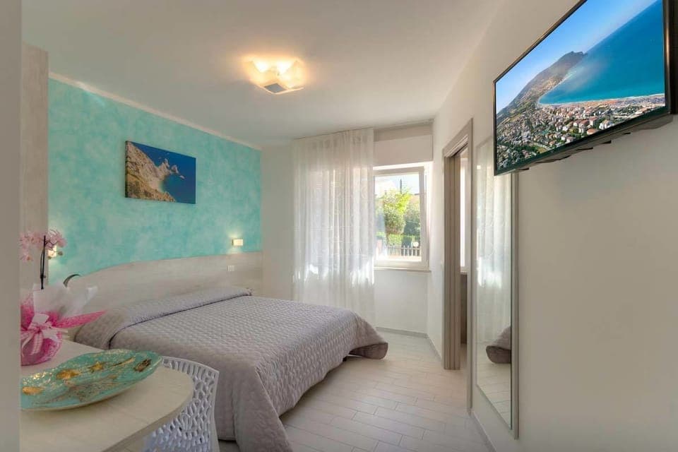 Double Room | In-room safe, desk, soundproofing, free WiFi