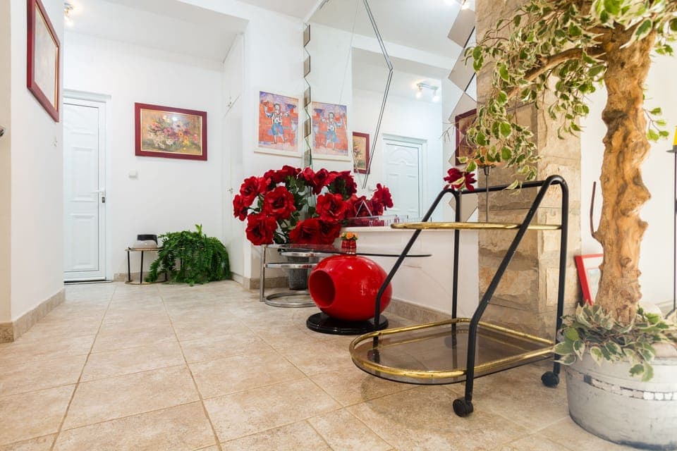 Reception/Desk Front 24h.