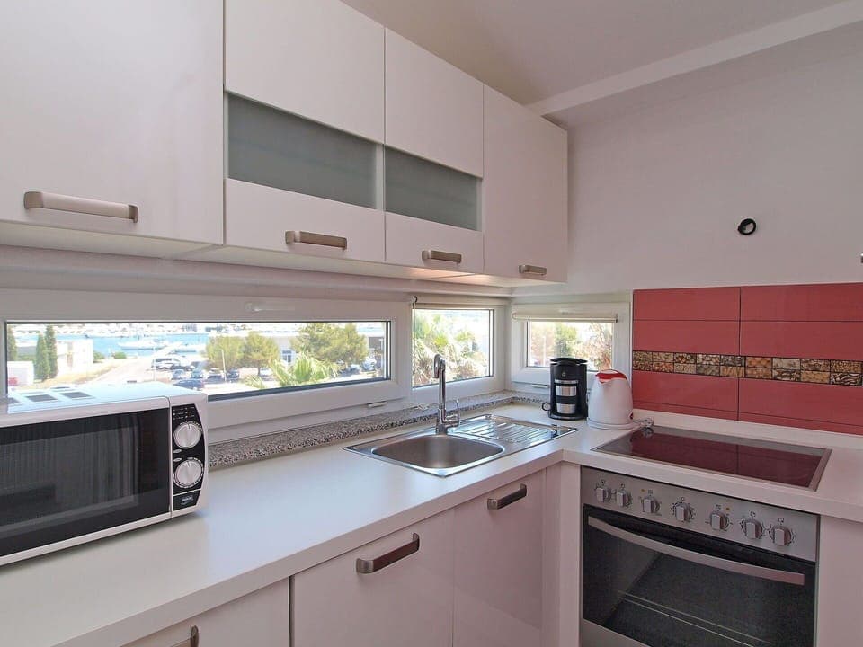Property, Room, Countertop, Kitchen, Cabinetry, Furniture, House, Building, Interior Design, Home