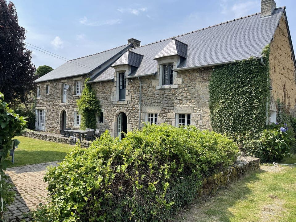 La Hannelais is a South Facing Traditional Longere with many original features.