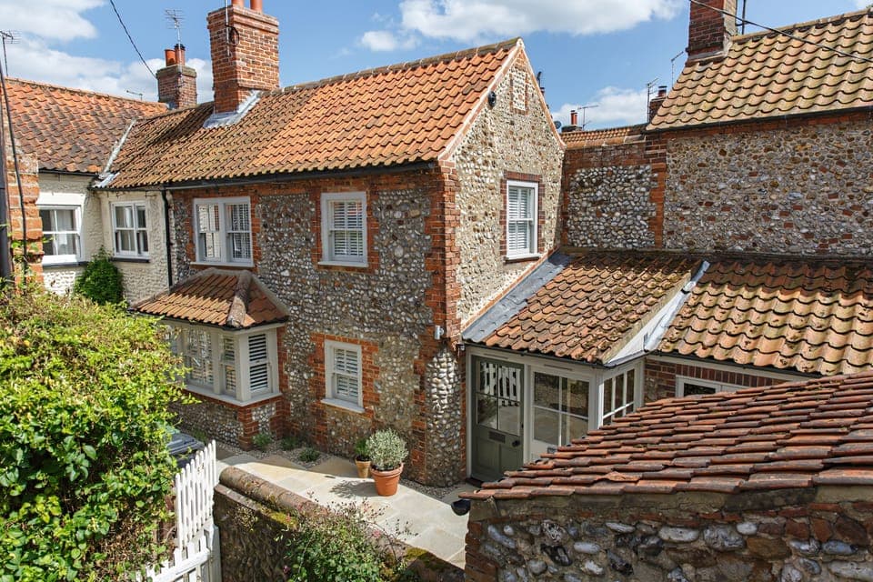 Sea Holly House, Blakeney: Front of the property with courtyard