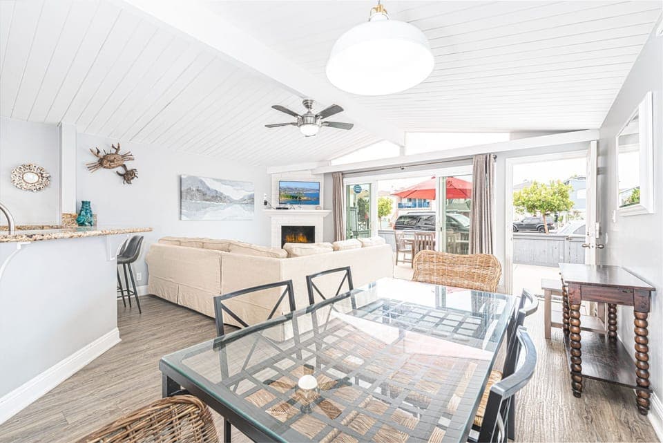 This beach house is quintessential Newport - simple, yet, bright and cheery with plenty of space to soak up the California sun.
                