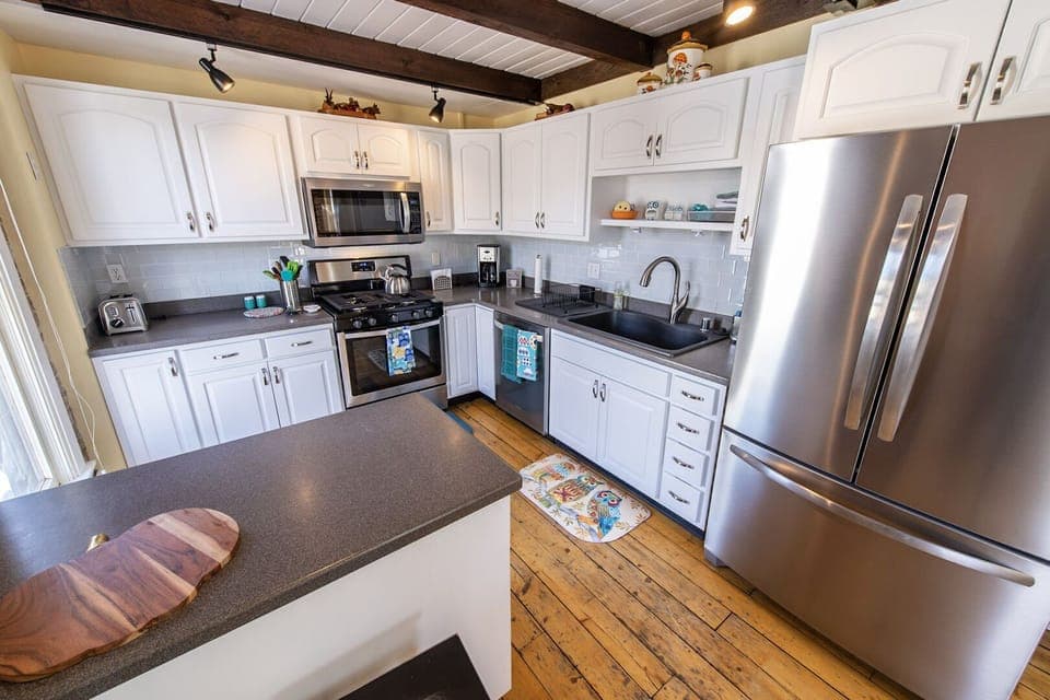 Full size Kitchen with modern appliances