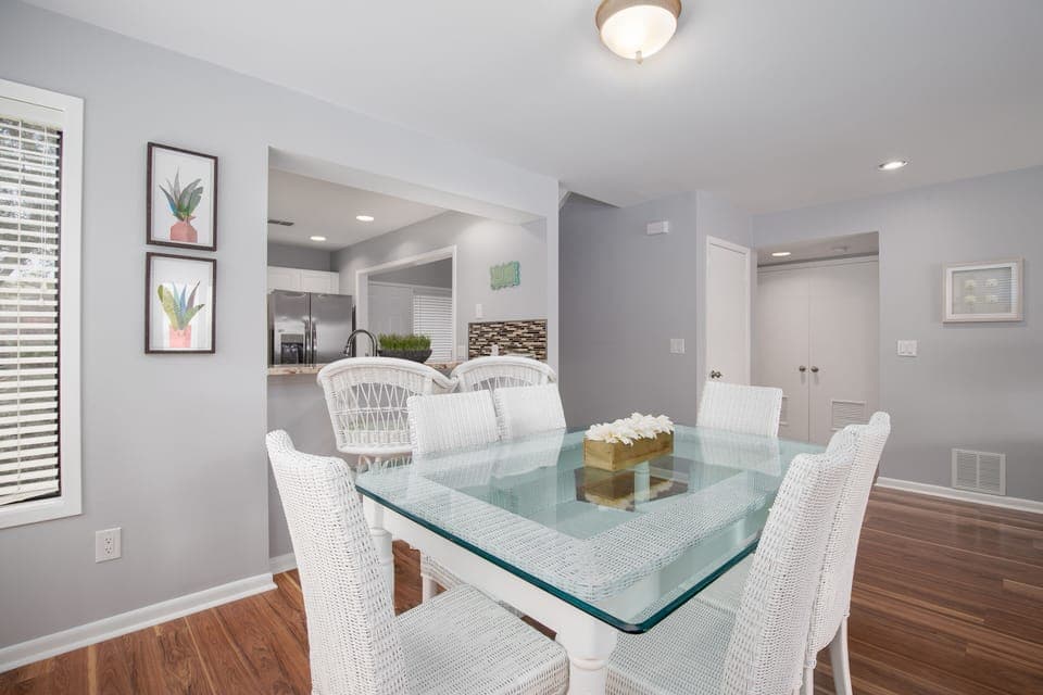 Dining area, seats 6