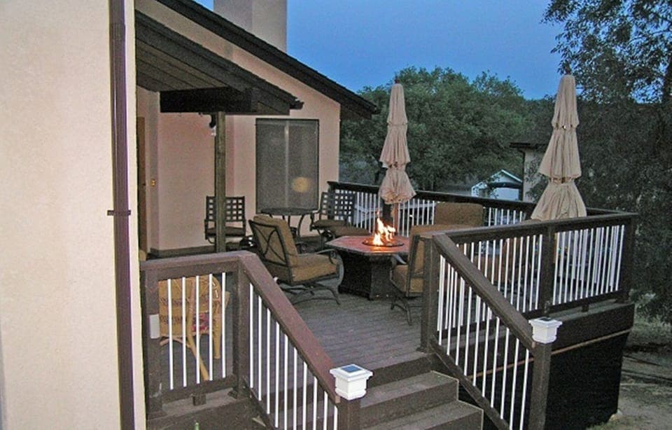 What a great deck to relax and have drinks with friends and family