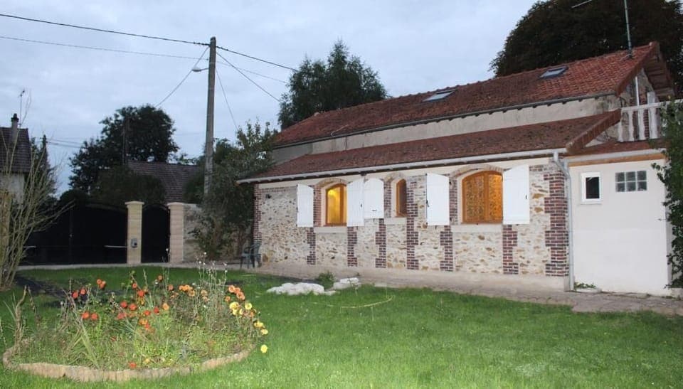 Ideally located: close to Disneyland and Provins.