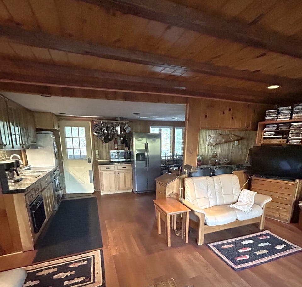 Very accessabile for seniors -TV, fully equipped kitchen, dining area -one level