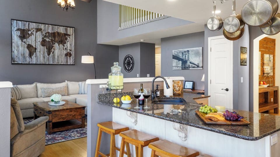 Lovely kitchen for cooking and entertaining!