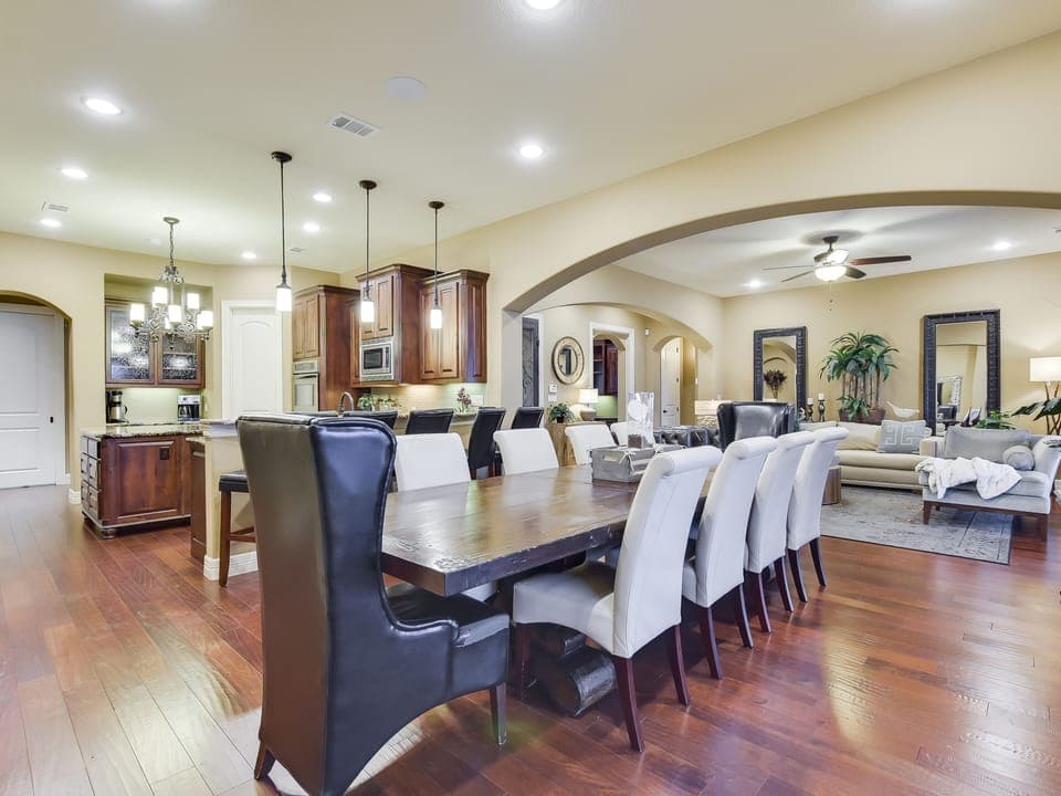 INSIDE DINING FOR 10 PLUS 5 AT BAR