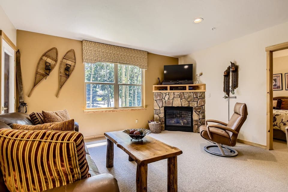 LR has a pull out couch, gas fireplace, smart TV and sound bar 