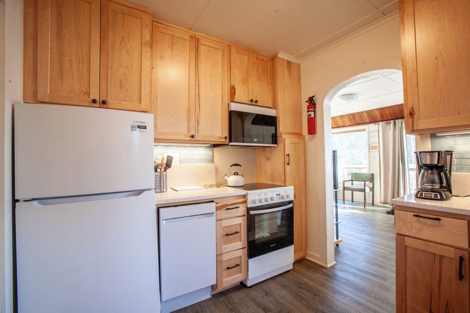 New Kitchen!  Fully furnished including a dishwasher!
