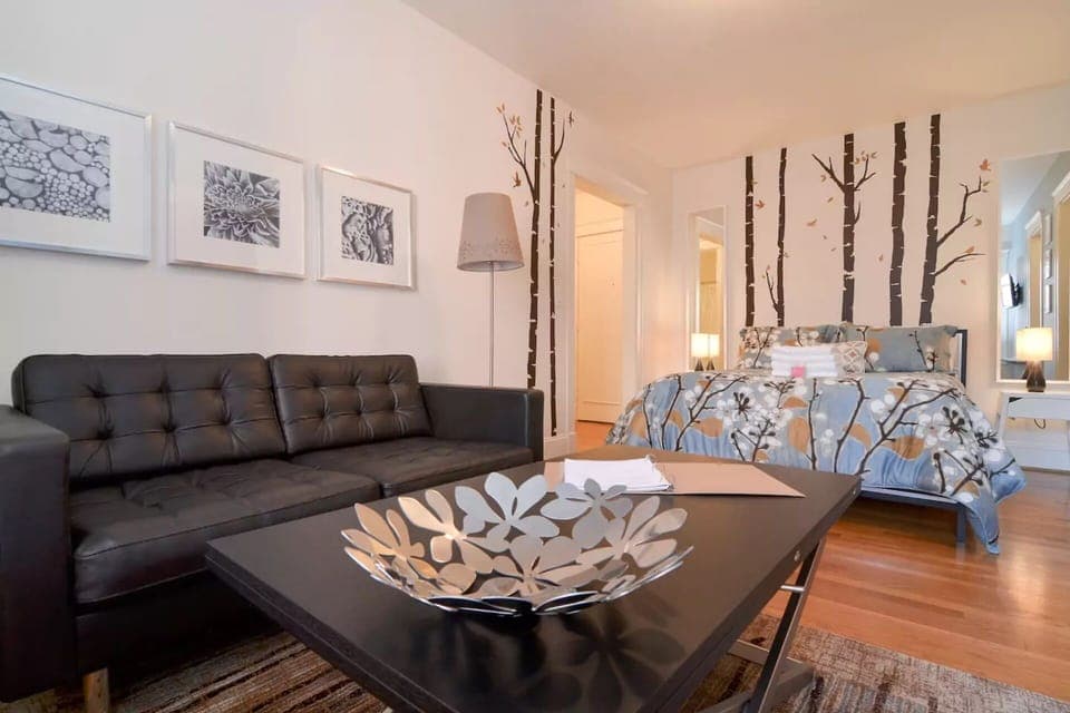 Welcome to Swallow's Rest! It's steps from great dining, shopping & nightlife.