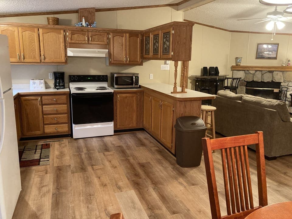 86 Large Eat-in Kitchen