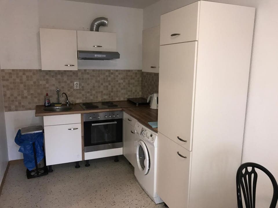 Fridge, microwave, stovetop, cookware/dishes/utensils