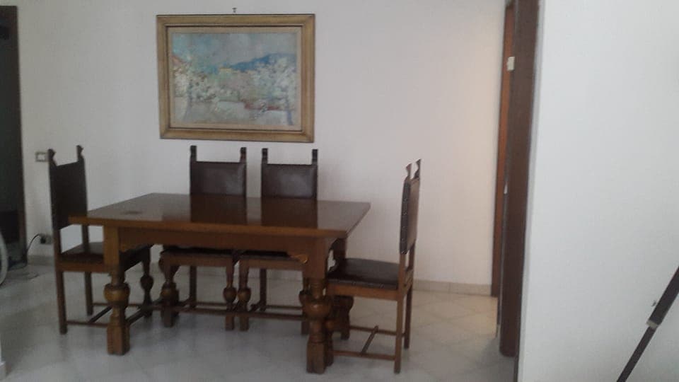 Extendable dining table that can accomodate 8 people comfortably