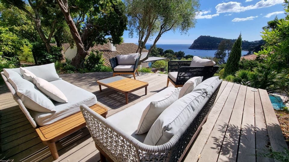 The "Gin & Tonic" terrace with view toward Cap Negre.