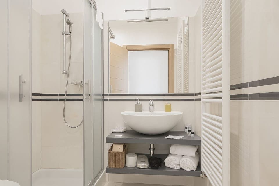 Classic Double Room | Bathroom | Deep soaking tub, rainfall showerhead, free toiletries, hair dryer