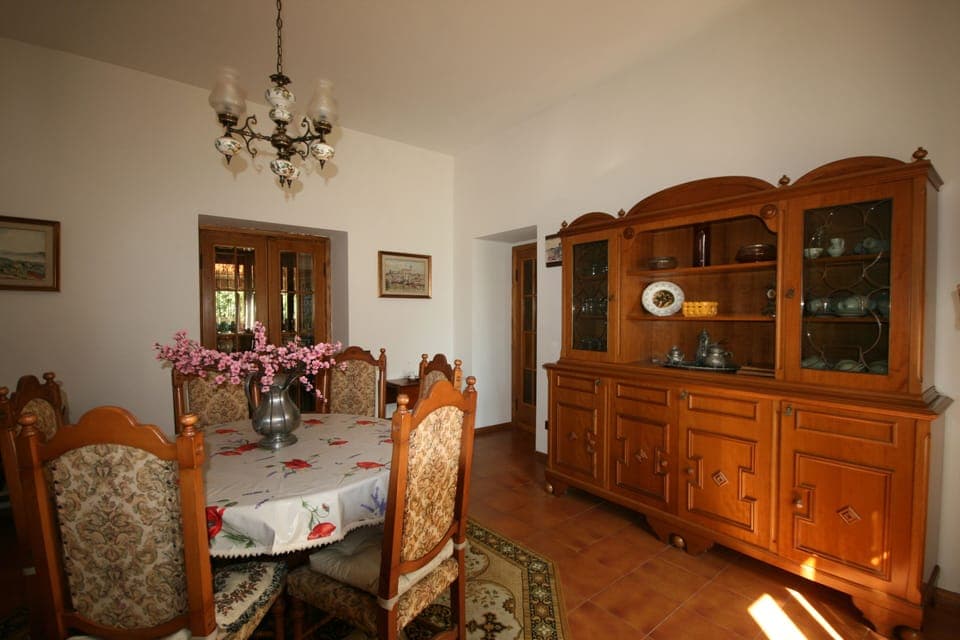 Dinning room, double doors to kitchen