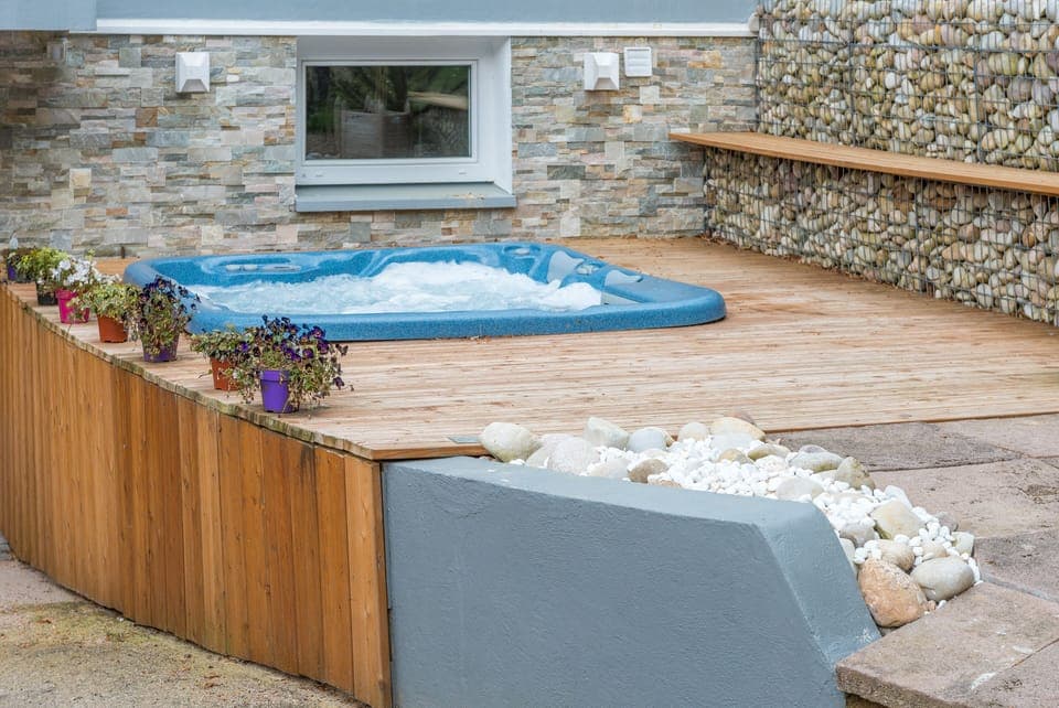 Outdoor spa tub