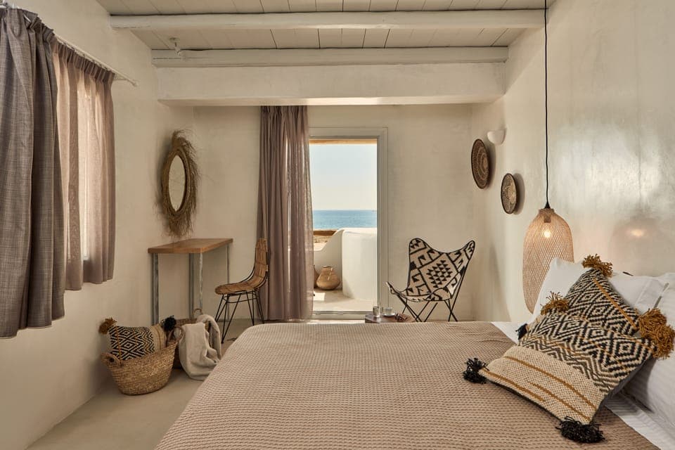 Deluxe Suite, Jetted Tub, Sea View (Upper Floor) | In-room safe, desk, soundproofing, free WiFi