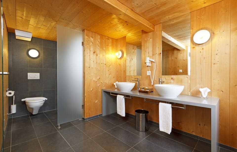 Economy Double Room | Bathroom | Shower, free toiletries, hair dryer, towels