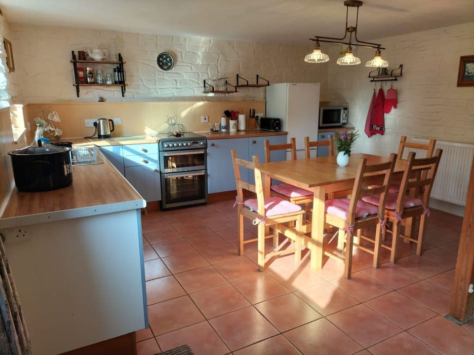 Fully equipped kitchen: dishwasher, fridge/freezer, double oven/hob, microwave.
