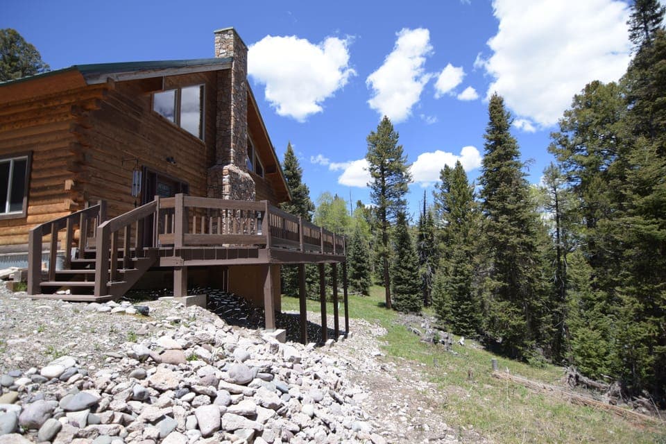 Charming log cabin with breathtaking woodsy views