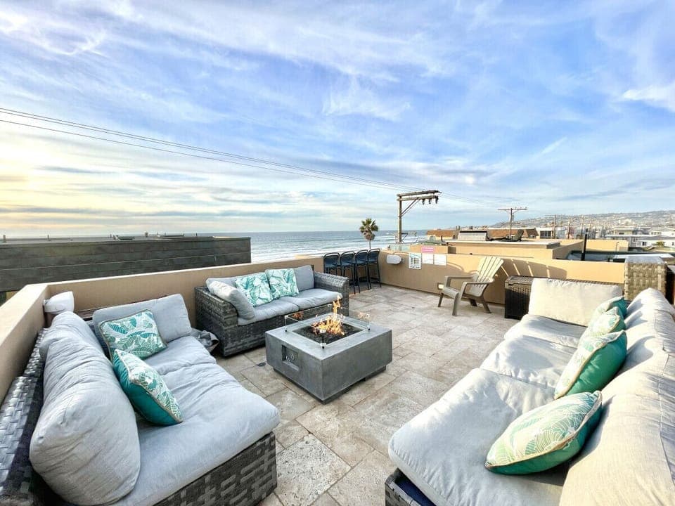 The roof top balcony with lounge furniture to soak up the sun!