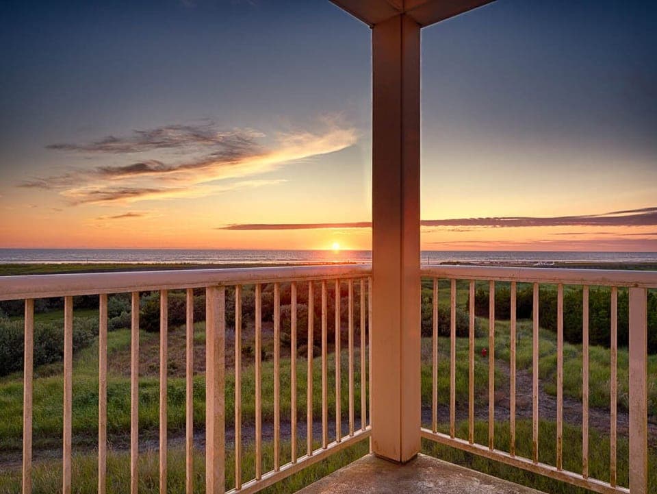 Balcony - View incredible sunsets from the deck.