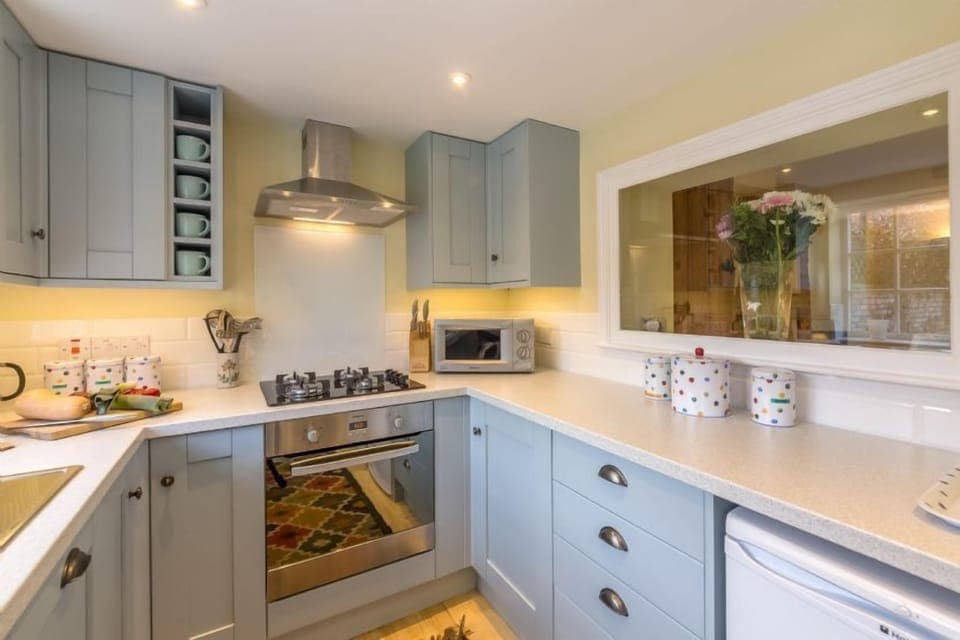 1 Honeymoon Row, Wells-next-the-Sea: Kitchen with electric oven and gas hob