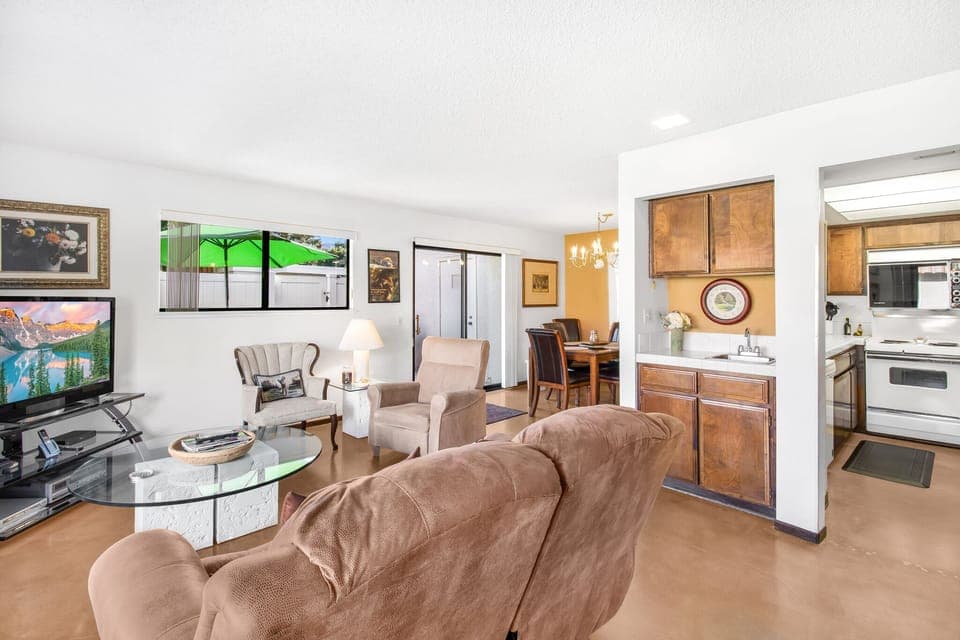 K0561 - Living Area to Kitchen