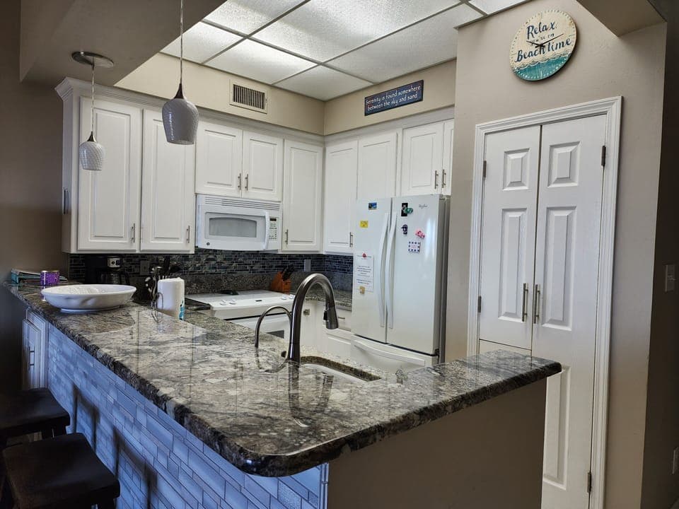 Kitchen & bar area