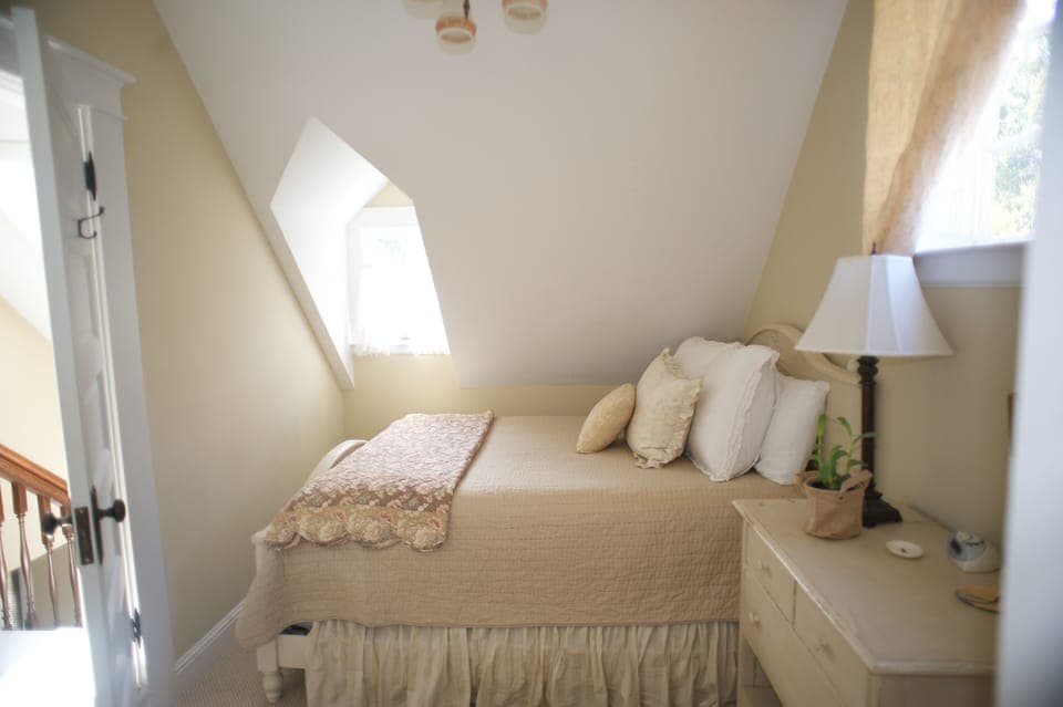Upstairs bedroom with Queen bed