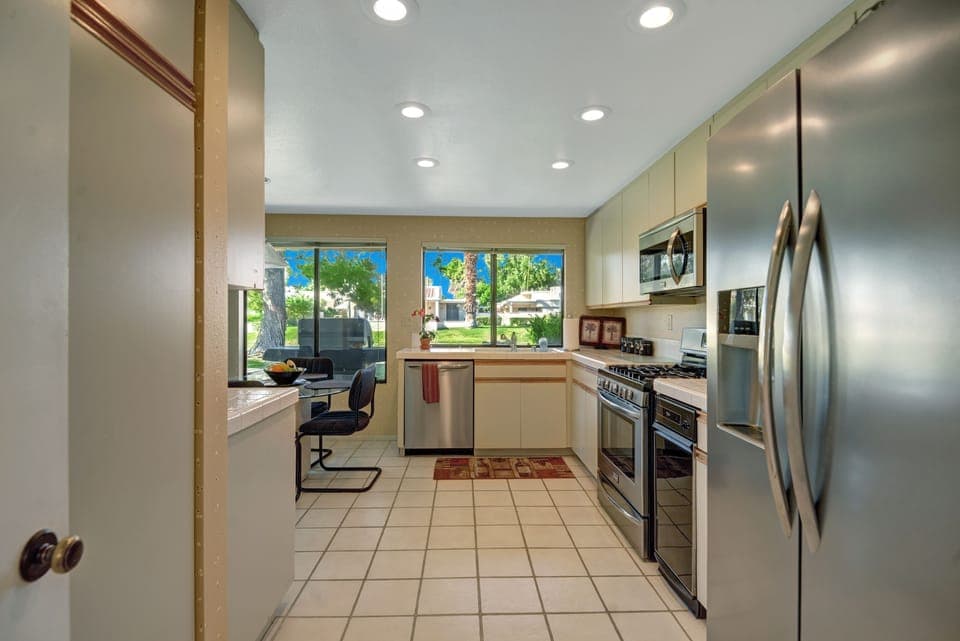 K0343 - 11 - KITCHEN.jpg