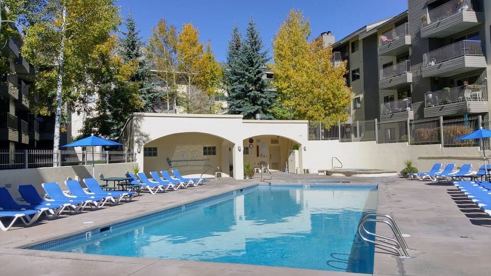 Year-round heated pool & hot tubs