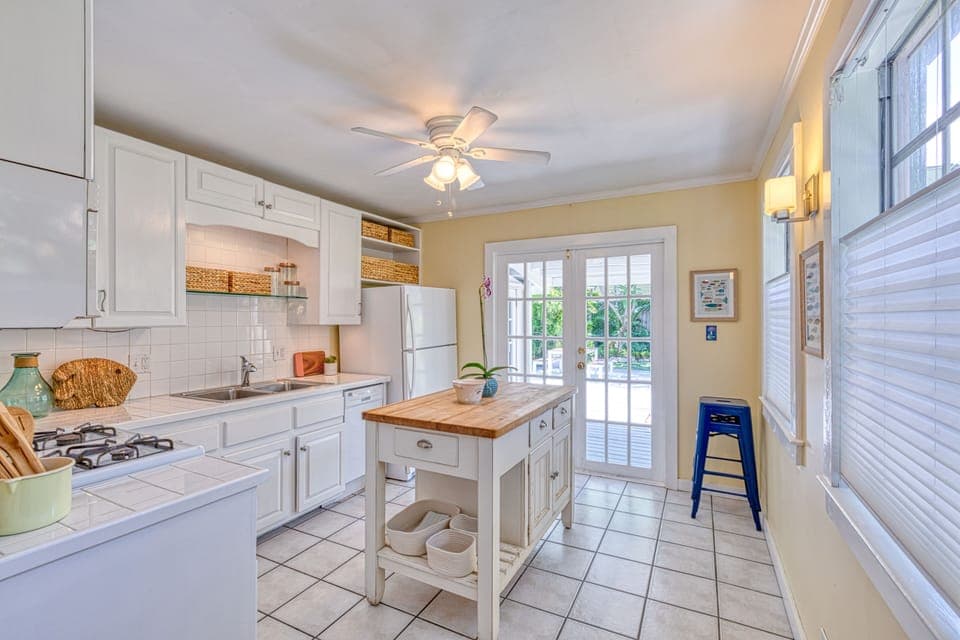 Fully equipped kitchen with views of backyard