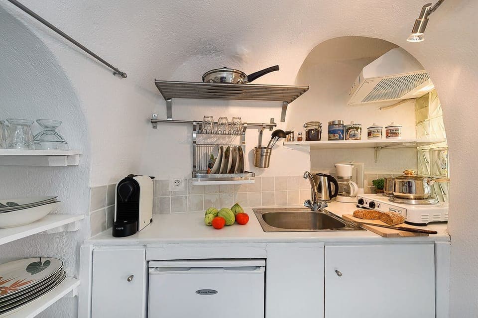 full kitchen: well-stocked for breakfast & drinks! Diane B. Honolulu, Hawaii, US
