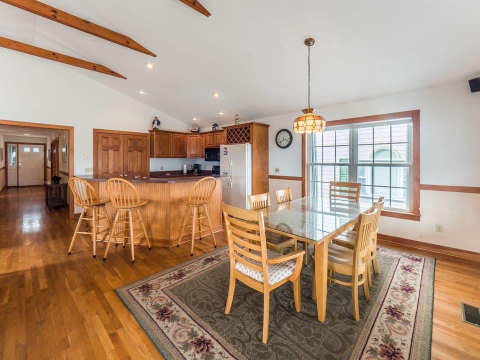 Kitchen & Dining
