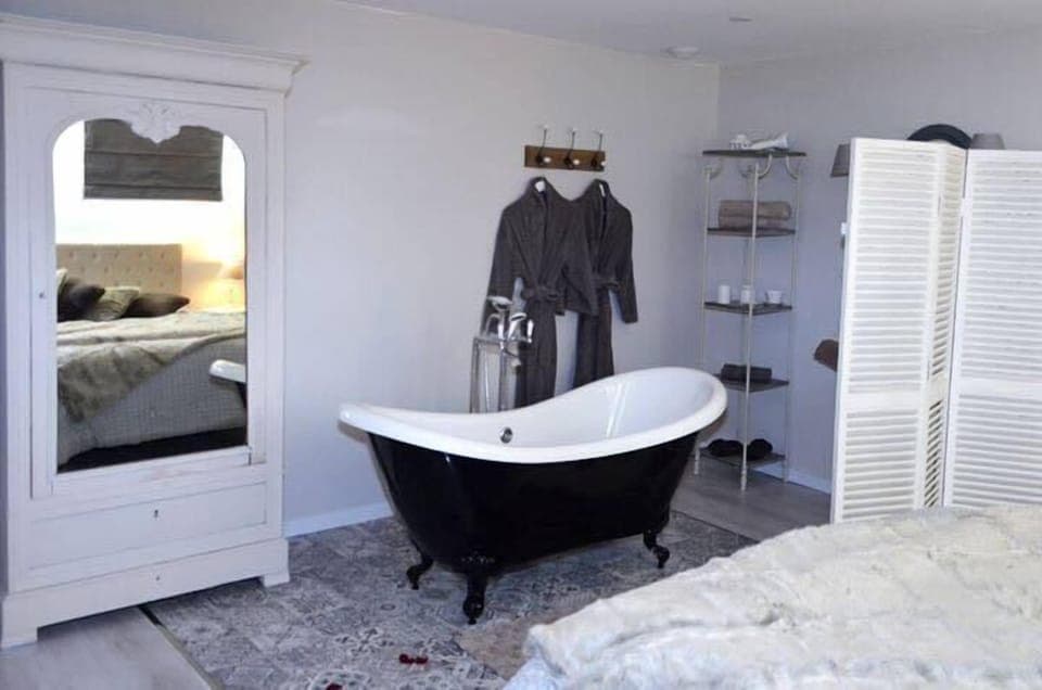 Double Room, 1 Queen Bed, Non Smoking | Deep soaking bathtub
