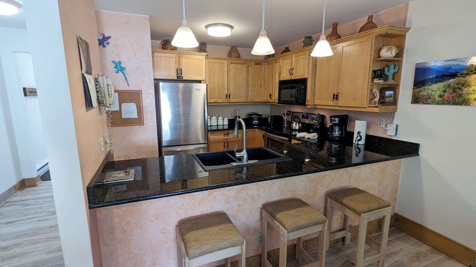 Beaver Creek West Condo L-3 Kitchen with breakfast bar