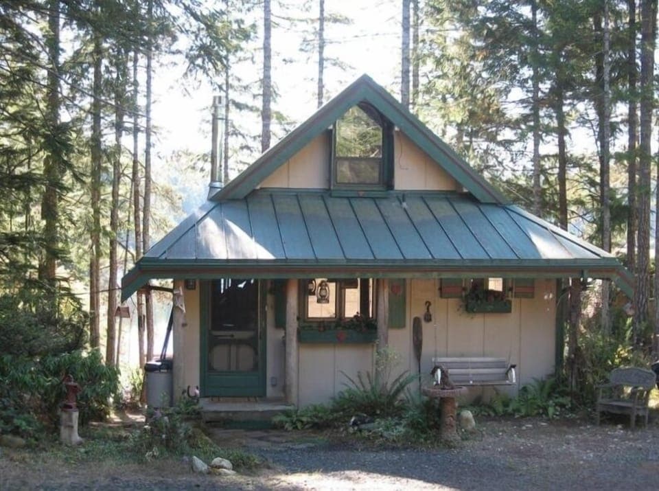 This is the front of the Cabin. The Lake is in back, just a few yards away.