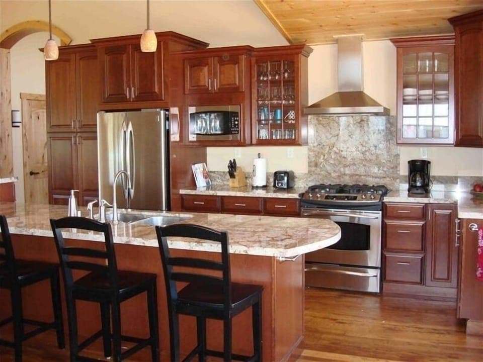 Gourmet kitchen with 2 ovens