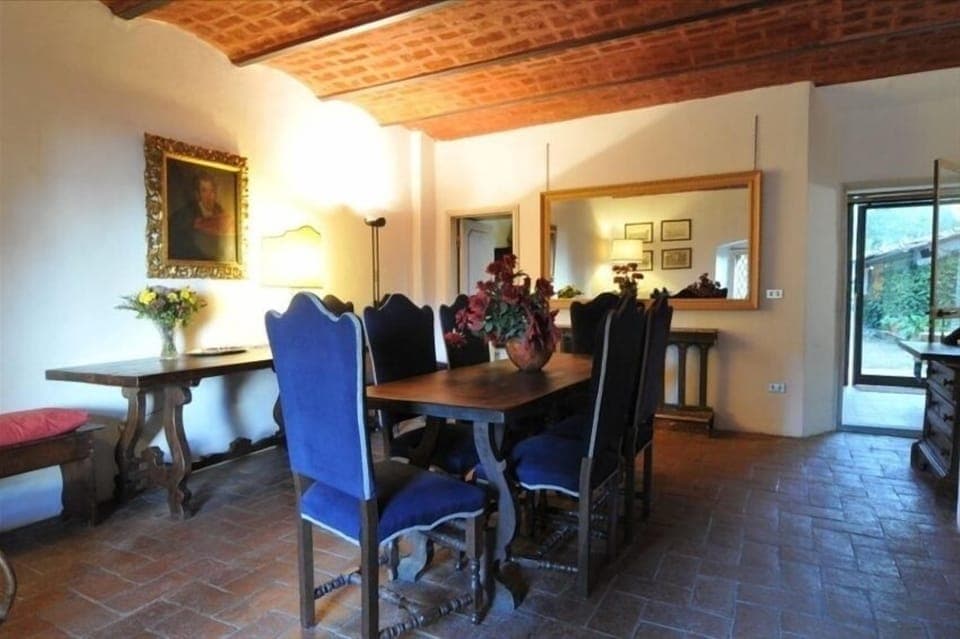 The Dining Room can accomodate 10/12 people